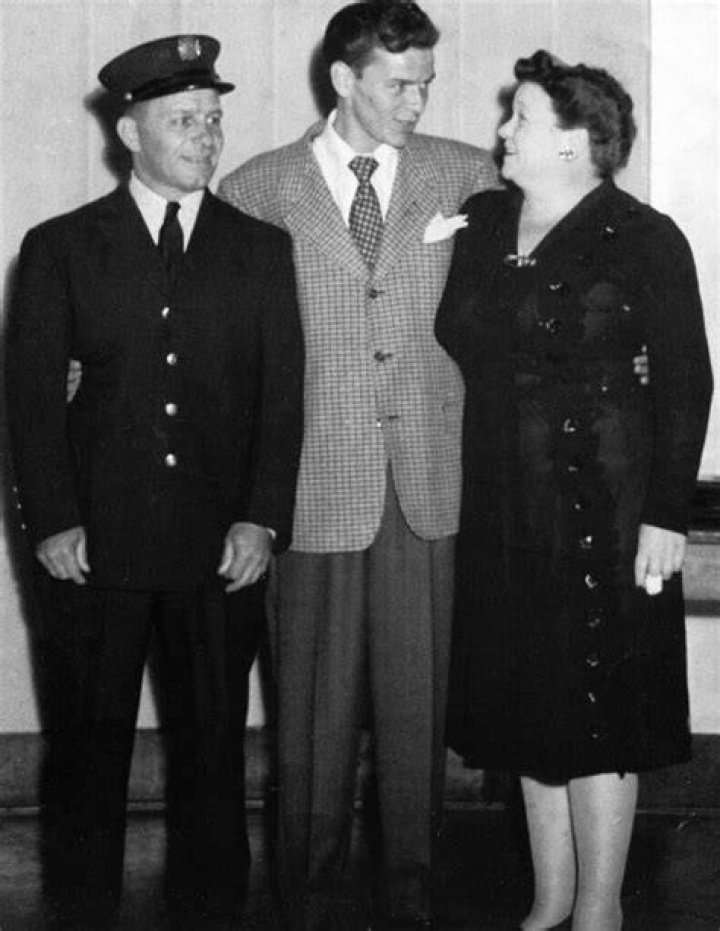 Frank Sinatra and his parents Frank sinatra, Sinatra, Love frank sinatra