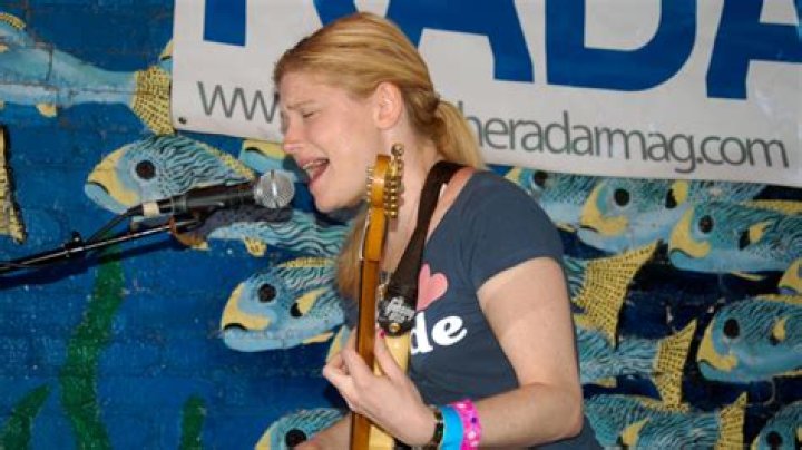 Watch Marnie Stern Sit In With Late Night&lsquo;s 8G Band Stereogum